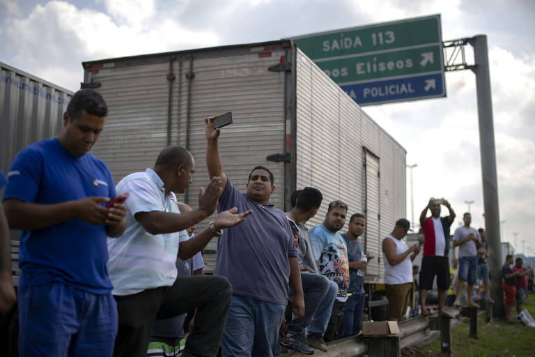 Caminhoneiros bloqueiam parcialmente a rodovia Washington Luiz, no município de Duque de Caxias, durante greve contra a alta do preço do combustível no país